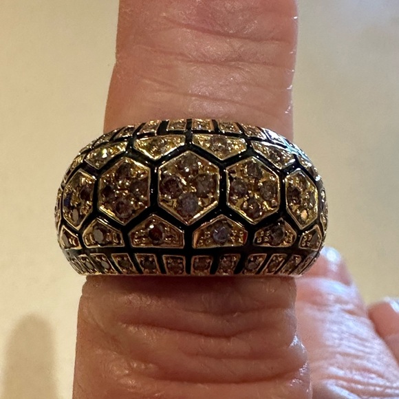 Roberto Coin 1.05 Carat Champagne
Diamonds black Enamel yellow gold band ring. - Picture 8 of 10